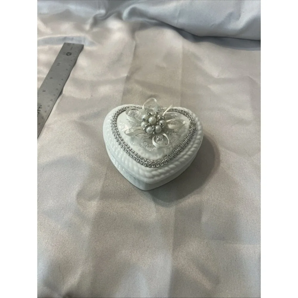 Ceramic Heart Shaped Trinket Box by FLOMO Unlimited (2323)‎